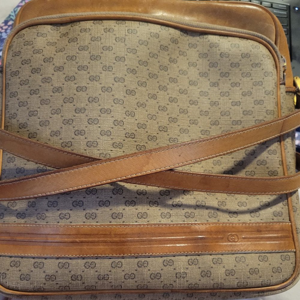 Vintage Gucci Micro Logo shoulder bag.